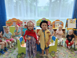 "Мы играем в театр..." "Мы играем в театр...".